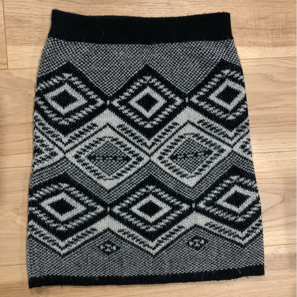 Patterned knit skirt